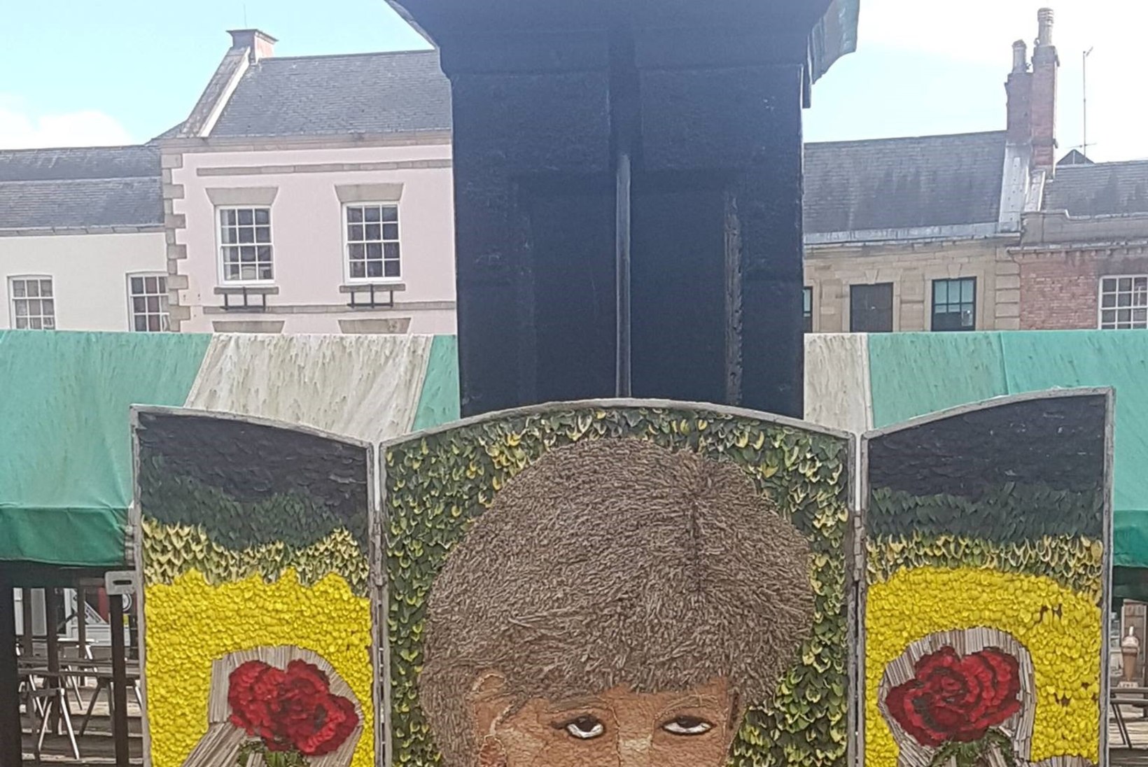 Briti väikelinn mälestab printsess Dianat jõletu portreega