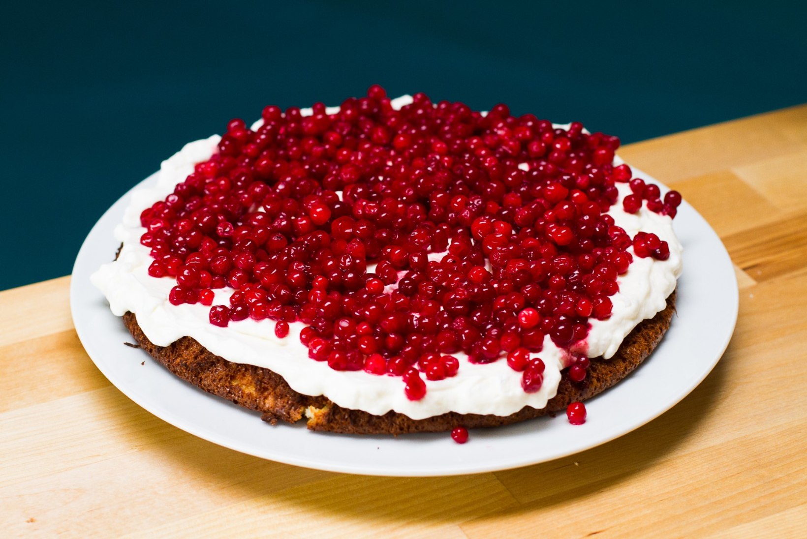COOP KOKAKOOL | Punase sõstra ja valge šokolaadi kook