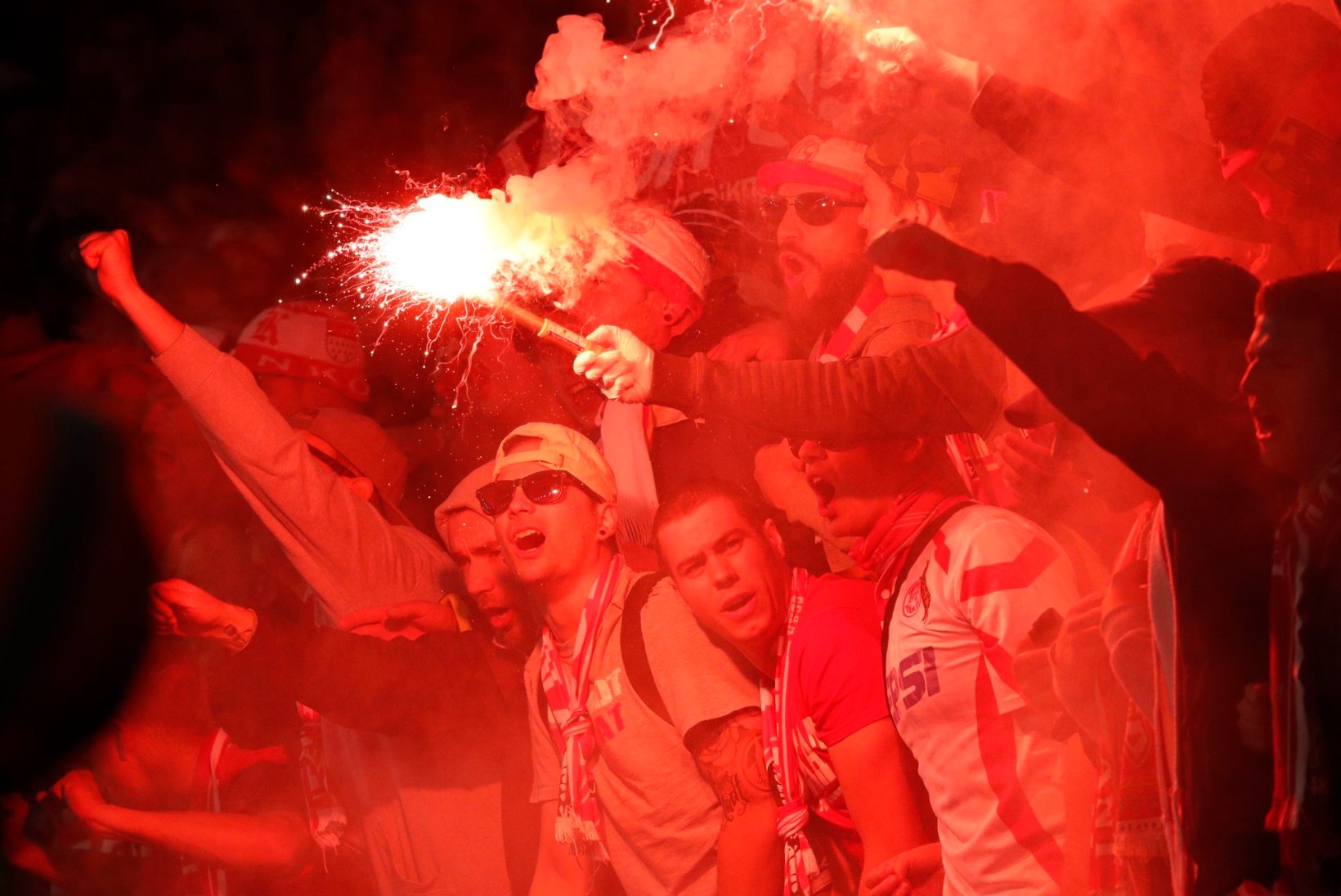 GALERII | MÄSU JA MÖLL: Kölni jalgpallifännid ajasid Arsenali toetajatele hirmu naha vahele