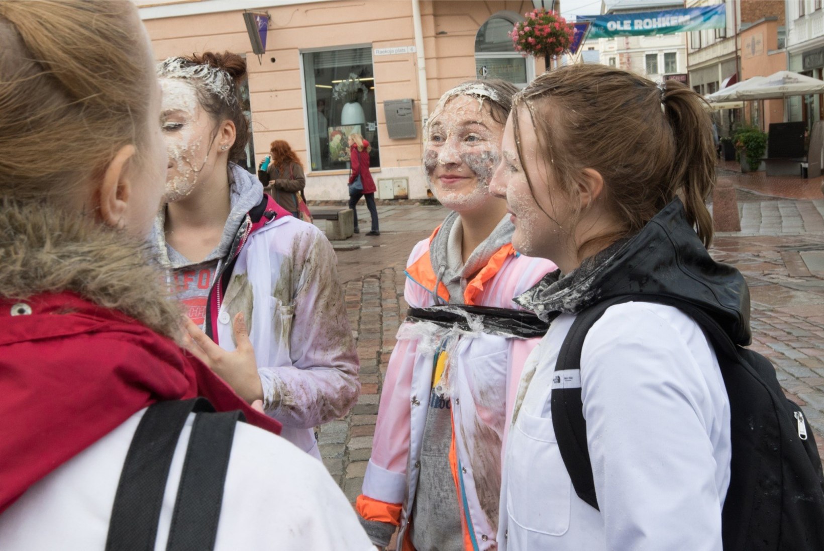 ÕHTULEHE VIDEO JA GALERII | Tartu tudengid pesid hambaharjadega Reakoja platsis kivisid