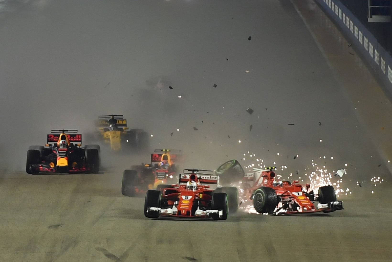 FOTOD JA VIDEO | Vetteli, Räikköneni ja Verstappeni uskumatu avarii Singapuri GP stardis