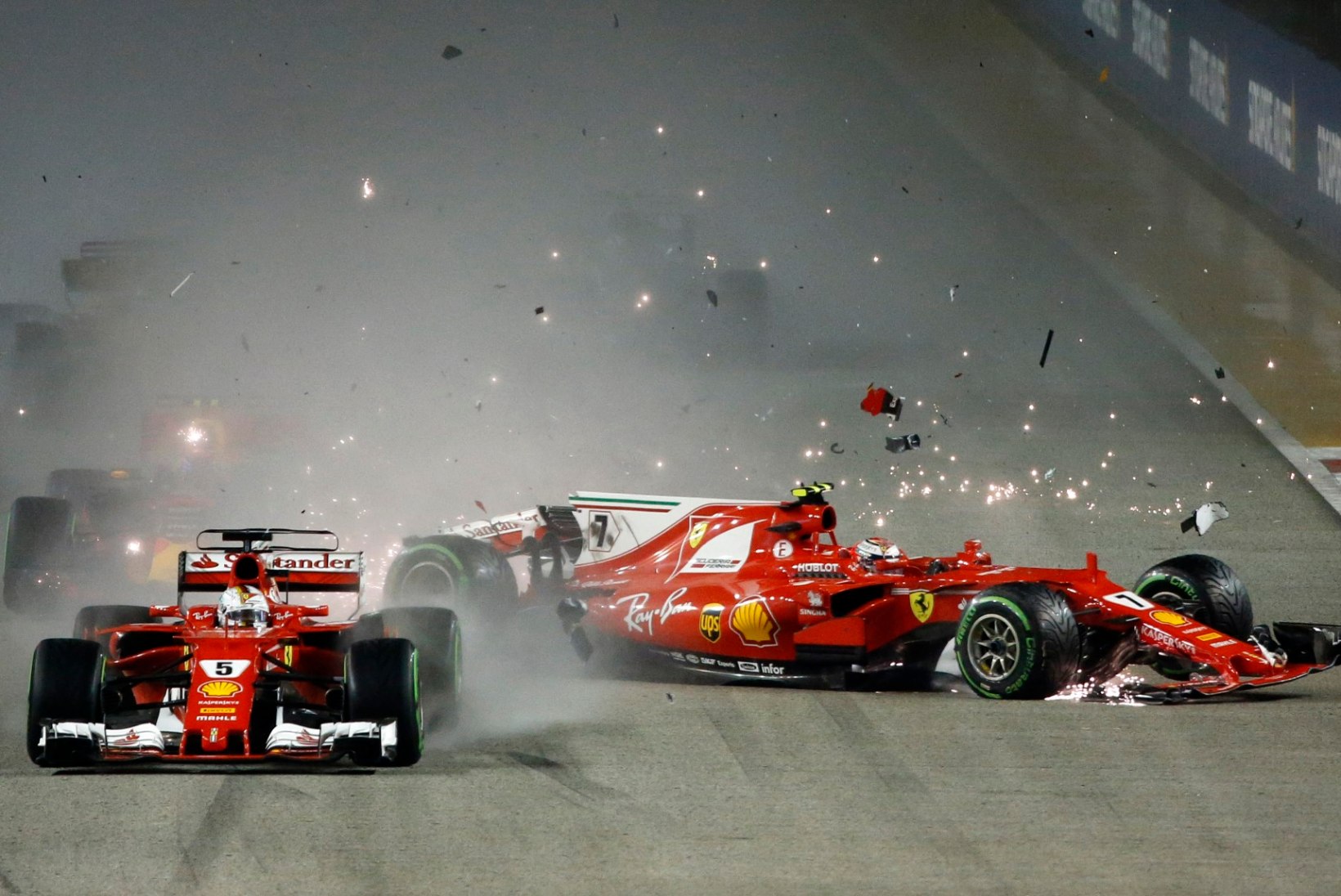 Draamatiline Singapur: Ferraride kokkupõrge stardis mängis trumbid Hamiltonile ja Mercedesele
