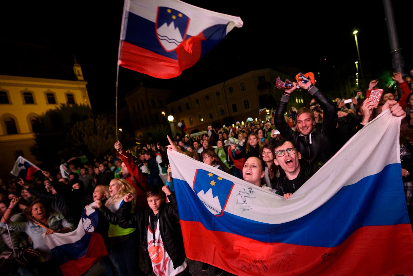 VIDEO | VÕIMAS! 20 000 inimest tervitas Ljubljana keskväljakul võidukat Sloveenia korvpallikoondist