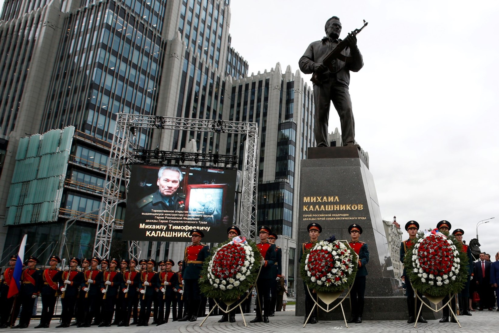 FOTOD | Moskvasse püstitati Mihhail Kalašnikovi auks monument