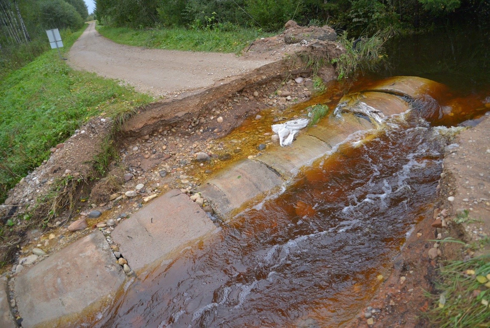 FOTO- ja VIDEOUUDIS | Viljandimaal uhtus vesi maanteesse kraavi