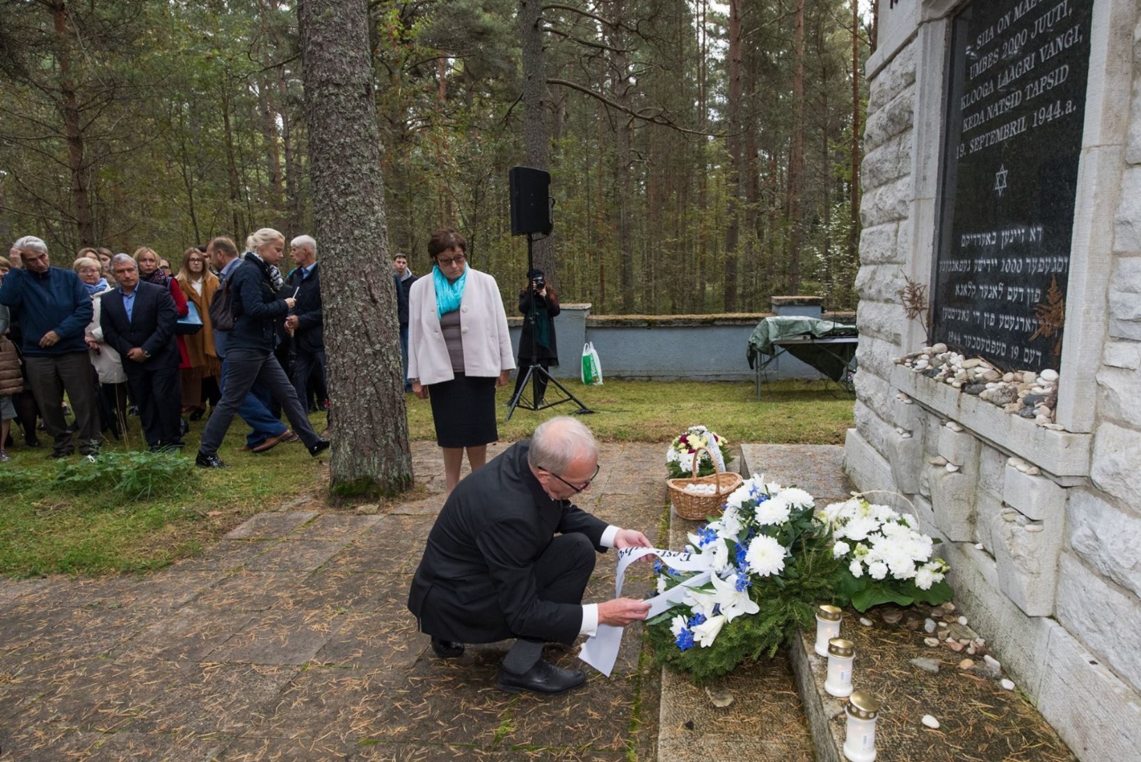 FOTOUUDIS | Riigikogu esimees asetas Kloogal pärja hukatud inimeste mälestuseks
