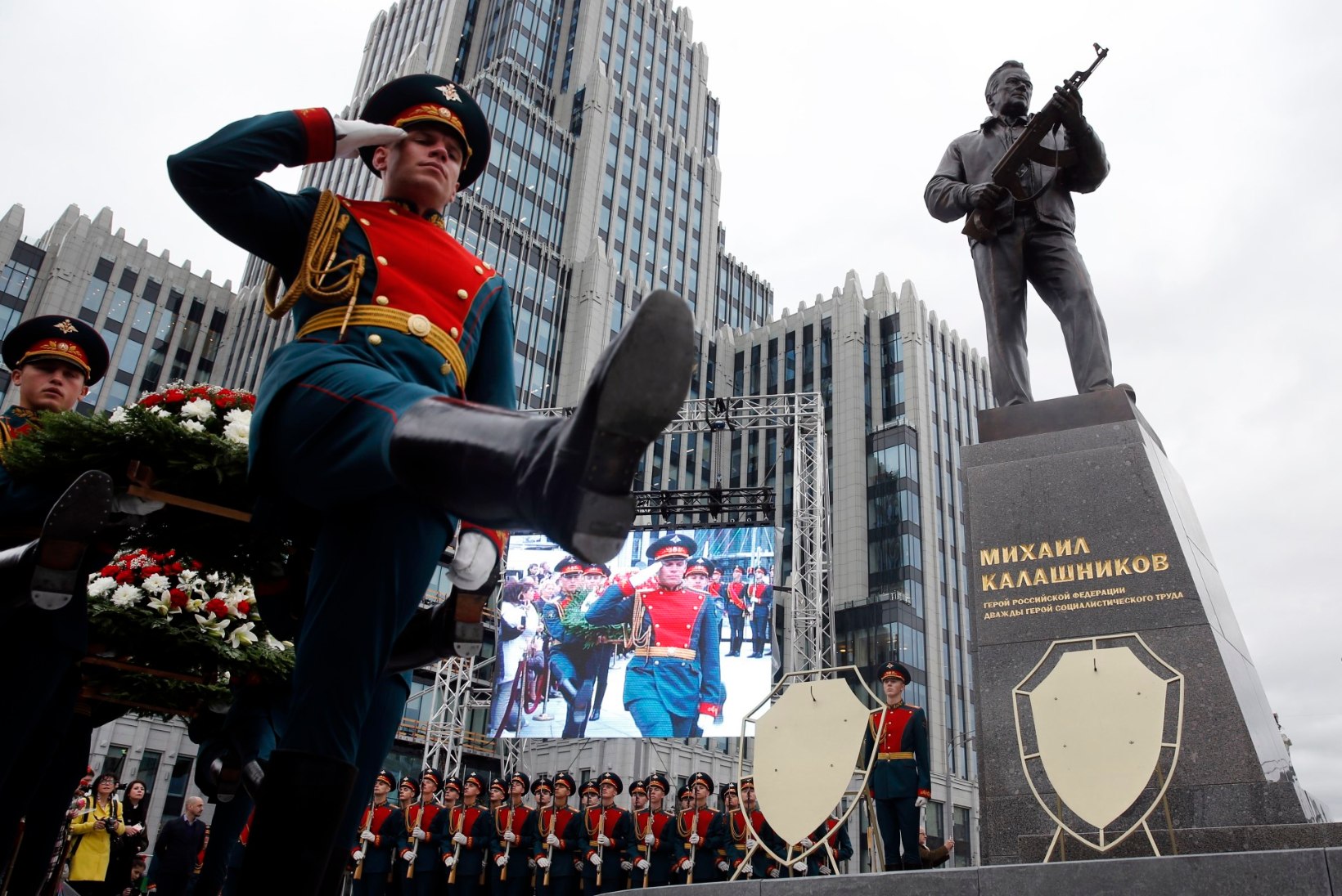 FOTOD | Moskvasse püstitati Mihhail Kalašnikovi auks monument