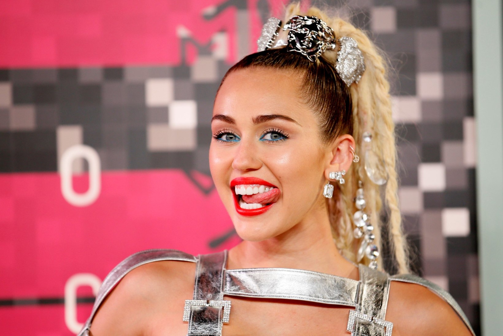 IHUALASTI VANGIKONGIS: vaesel Miley Cyrusel pole hilbukestki seljas...