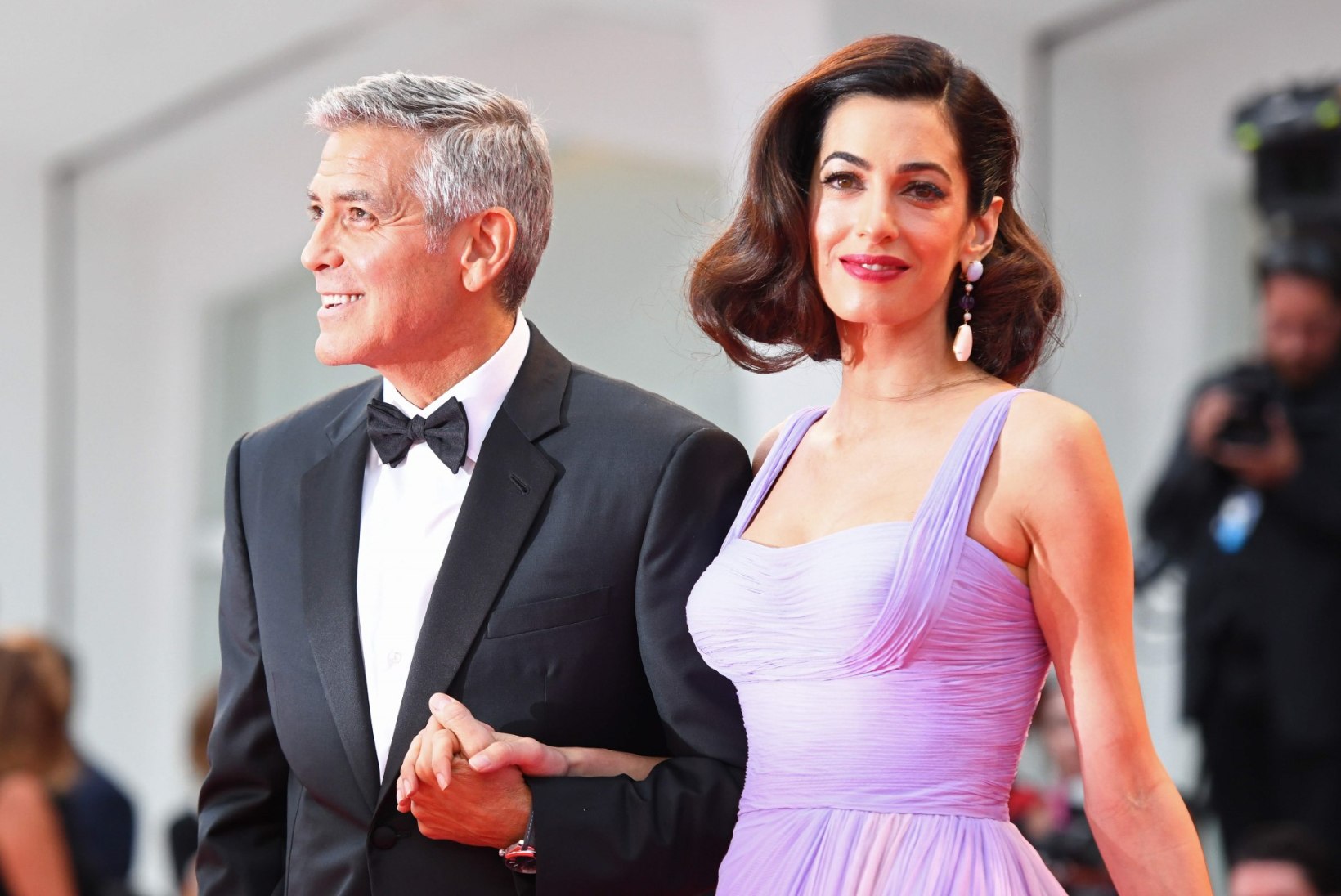 FOTOUUDIS | Kaksikute ema Amal Clooney näitas suurepärast rasedusjärgset vormi