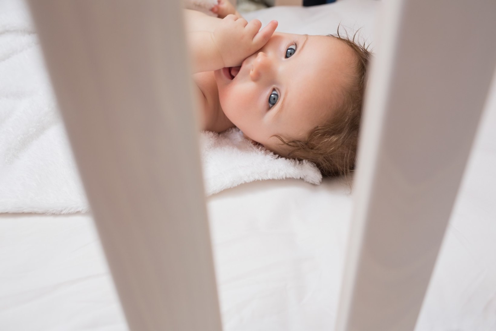 ANDESTAMATU VÄGIVALD: lapsehoidja viskab beebi voodisse nagu kaltsunuku