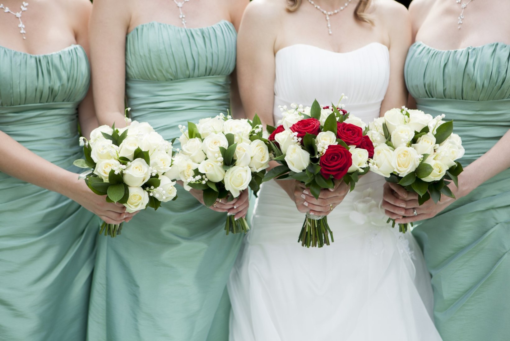 KES SUUDAKS USKUDA: kuus naist kandsid pulmas ühesugust kleiti