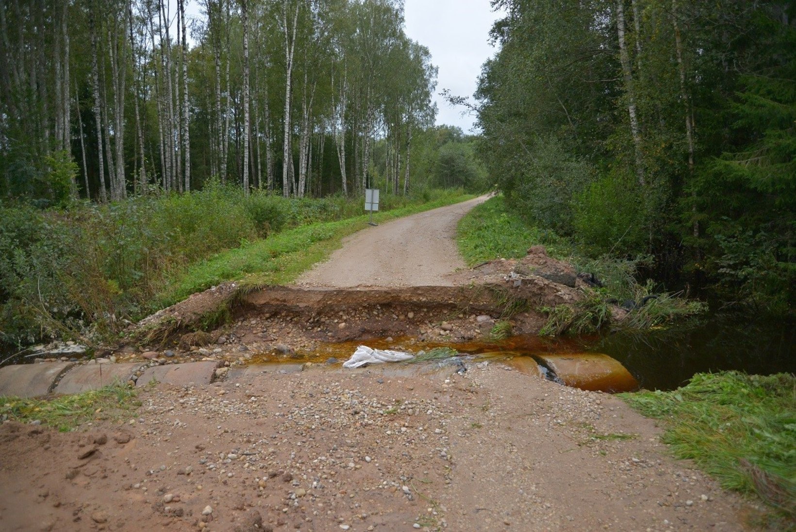 MAANTEEAMET HOIATAB: Lõuna-Eestis võivad kruusateed olla vihma tõttu raskemini läbitavad