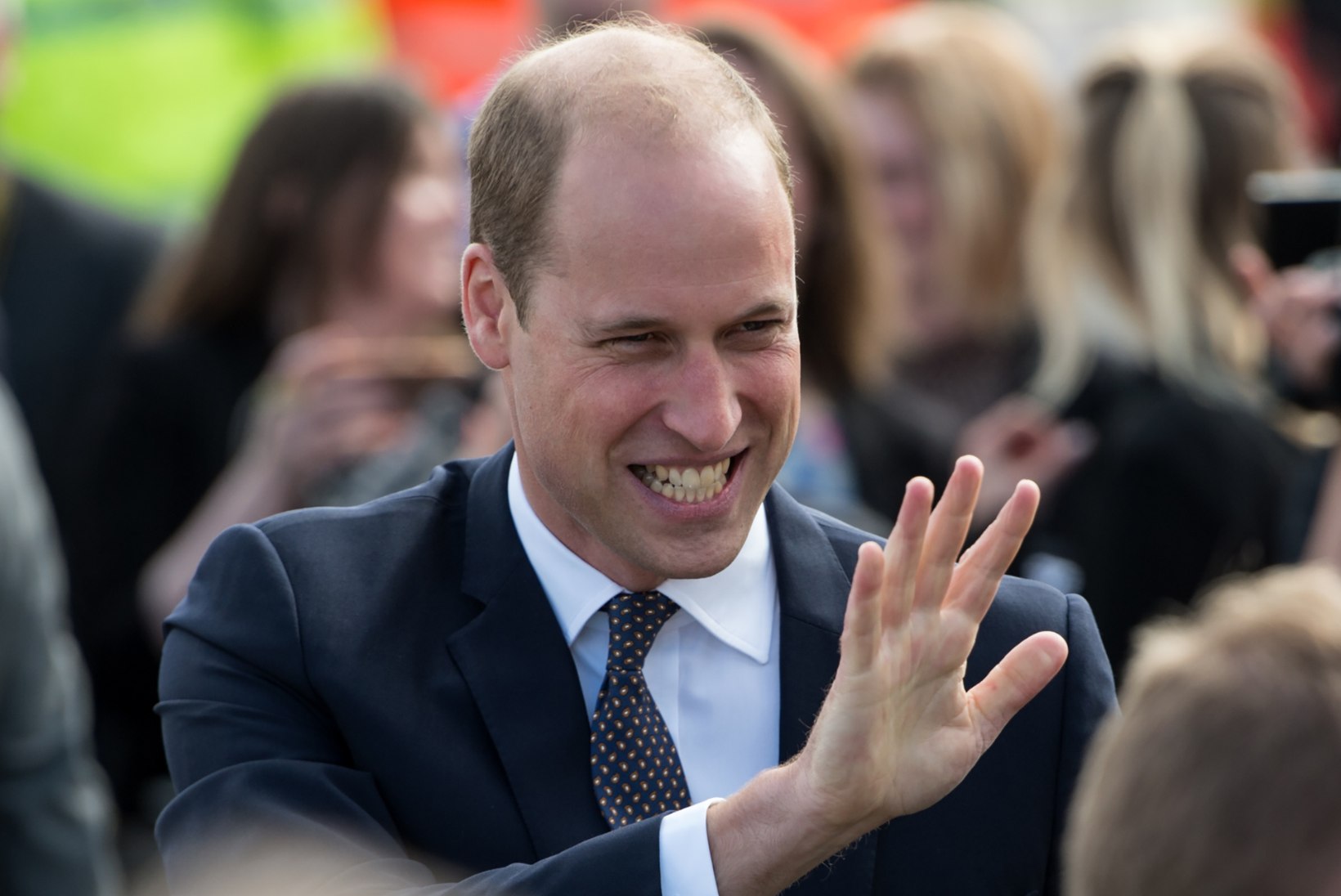 Prints William naljatab oma hõrenevate juuste üle