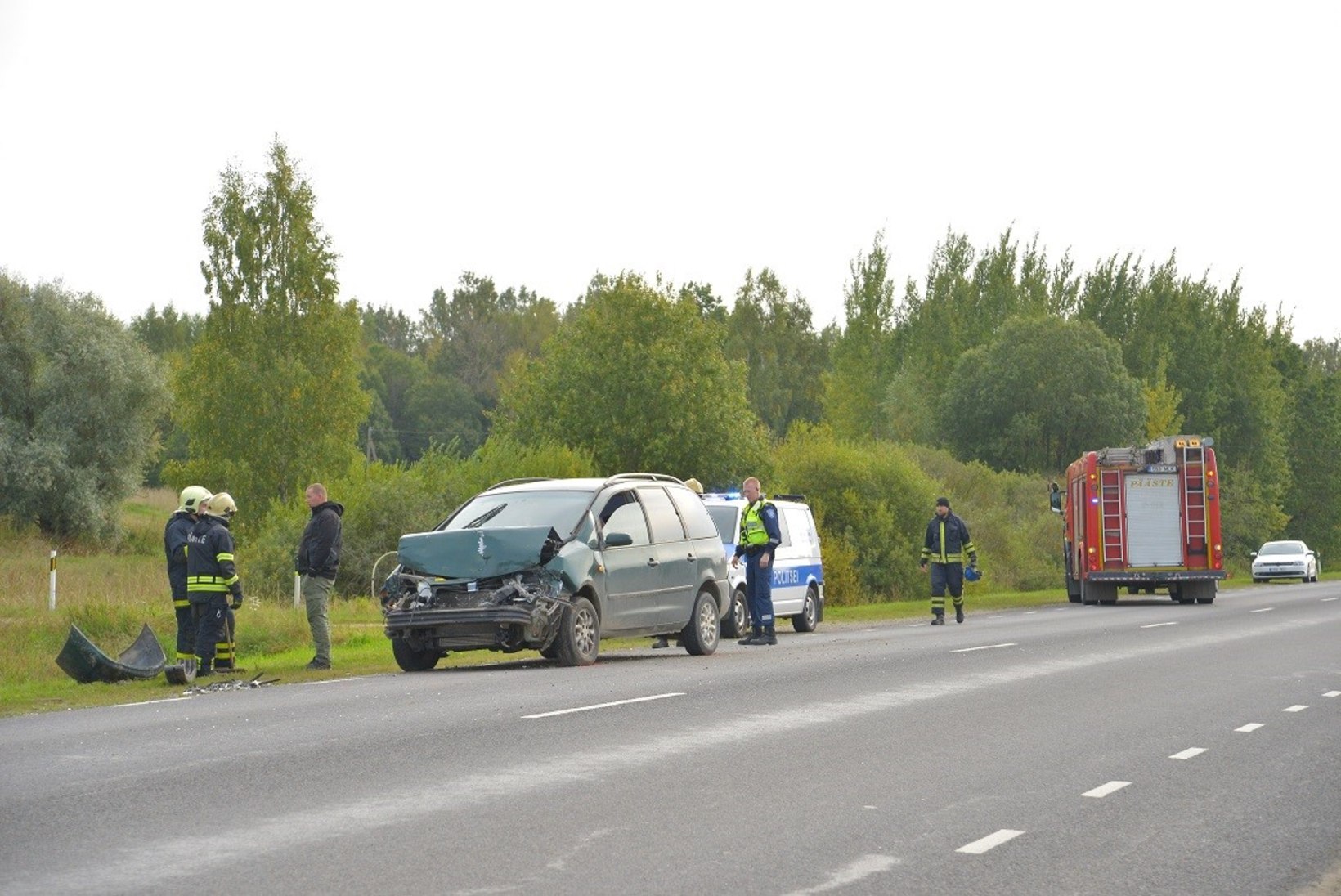 FOTOD | Joobes juht põhjustas Viljandimaal avarii, üks inimene viidi haiglasse 