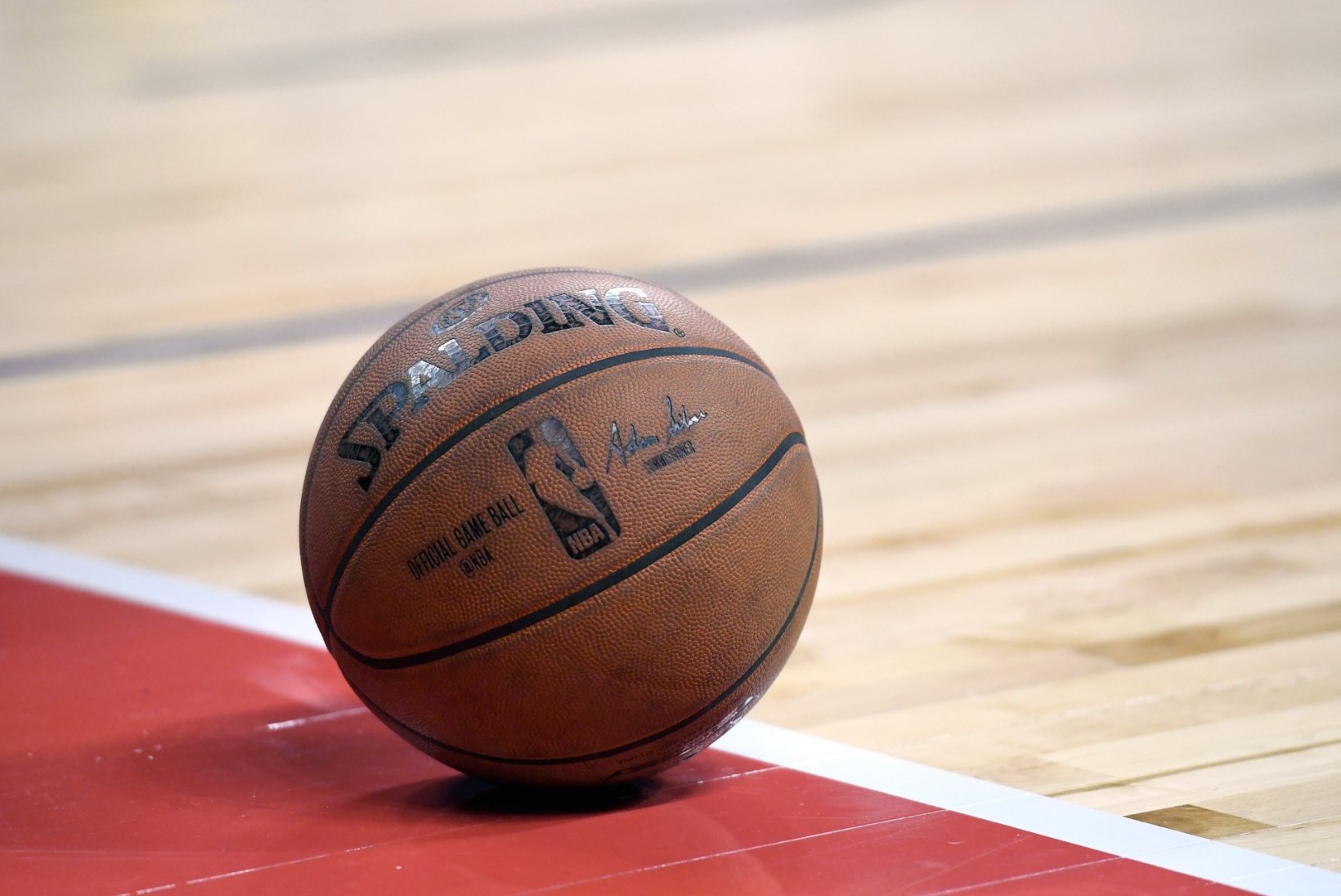 NAERUVÄÄRNE VIDEO | NBAs võib põrgatamata platsil muretult ringi paterdada