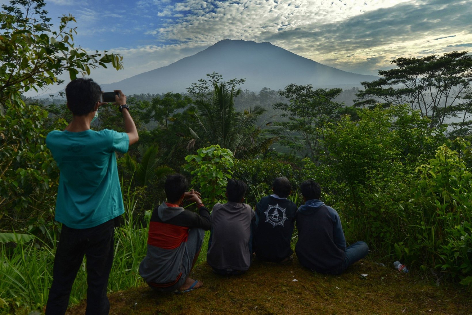 HIRM PARADIISIS: Vulkaanipurske kartuses on Bali saarelt põgenenud kümned tuhanded inimesed