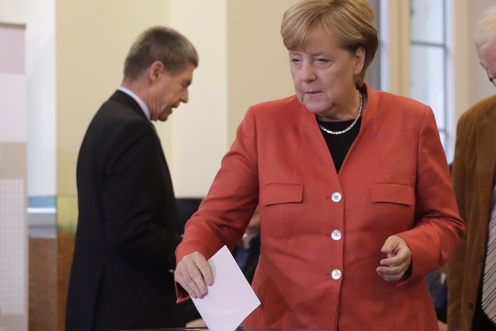 Merkel moodustab Saksamaa uue valitsuse kolmest parteist?