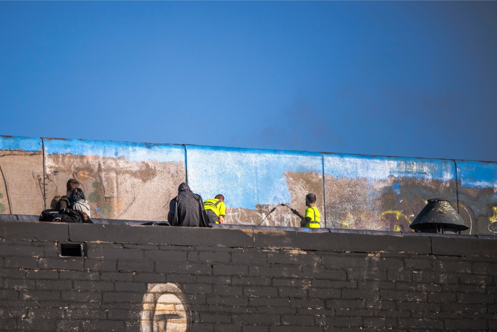 GALERII | Omavoliline kunst pestakse linnahalli seintelt maha