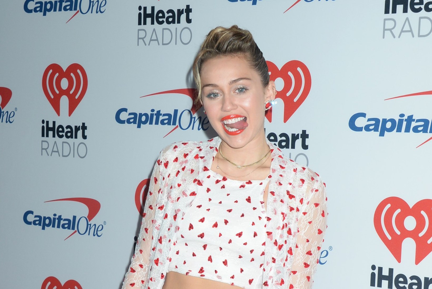 Miley Cyruse nunnu kostüümi alaosa osutus täiesti siivutuks