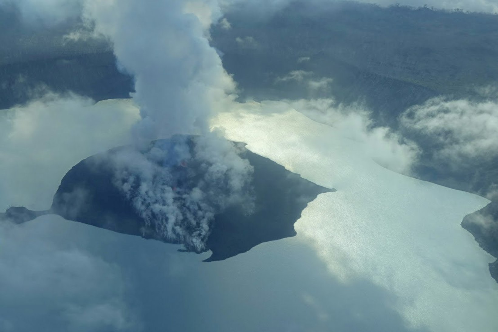 Vulkaanipurske hirmus evakueeritakse kogu Vanuatu saar