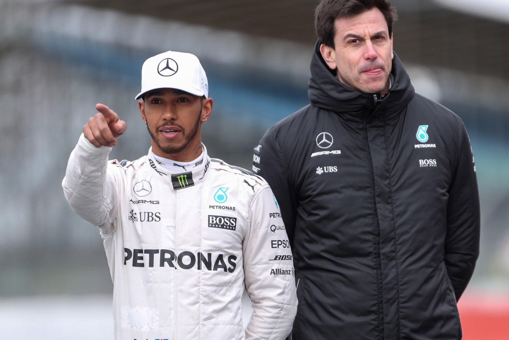 Hamilton ja Mercedesed võitlevad Malaisia GP-l masinasse pugenud kratiga