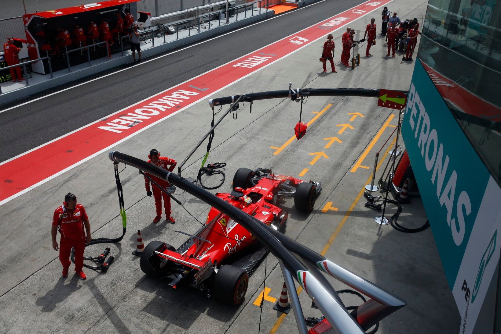 Vetteli õudusunenägu sillutab Hamiltoni teekonda MM-tiitli suunas