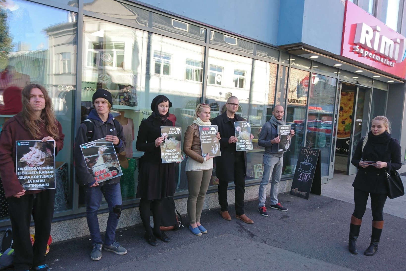 FOTOUUDIS | "Rimi, ära toeta julmust!": loomakaitsjad protestivad poe ees Leedu munade müügi vastu