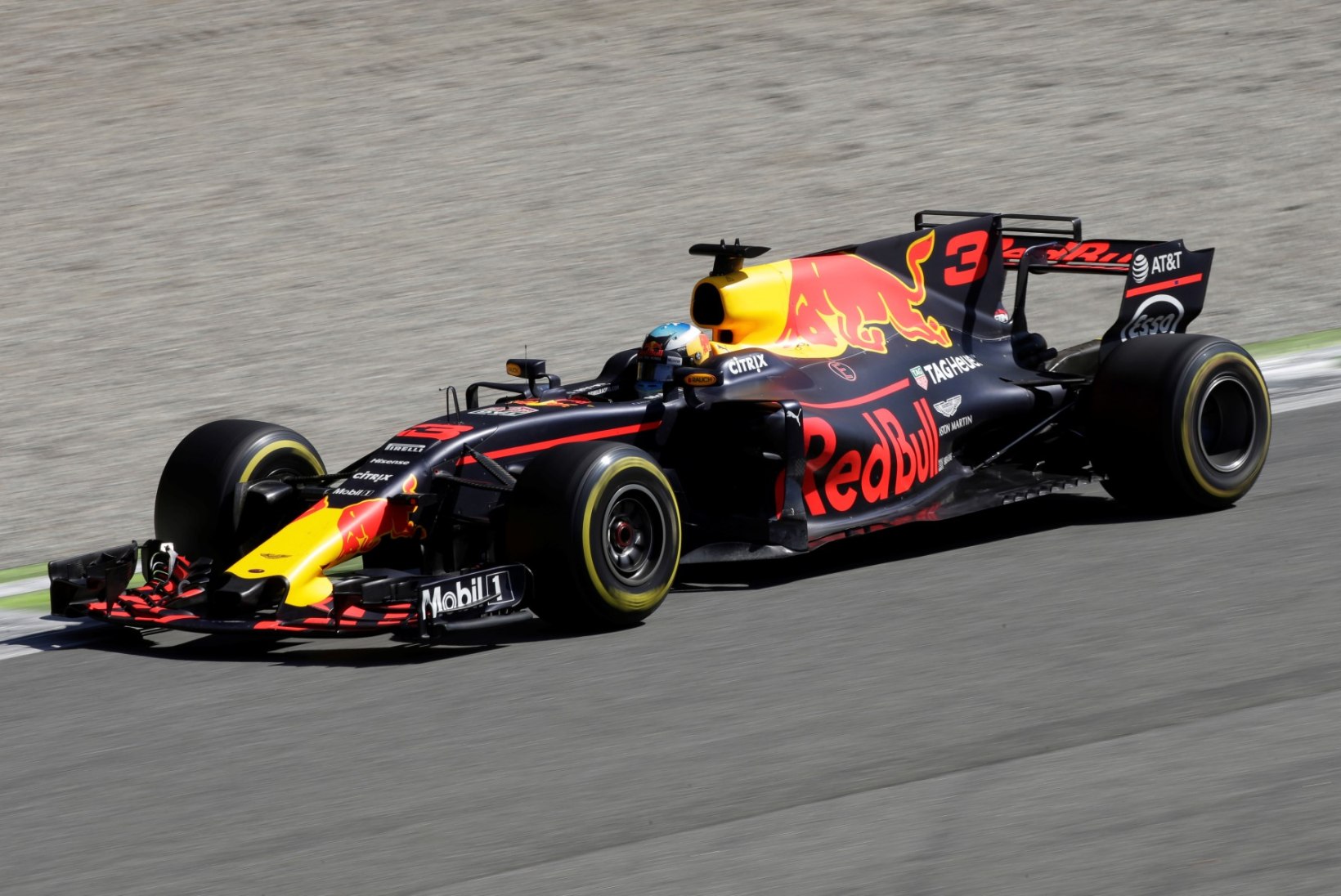Daniel Ricciardo: McLaren oleks teiste mootoritega kiirem, Alonso väärib tipptasemel vormelit