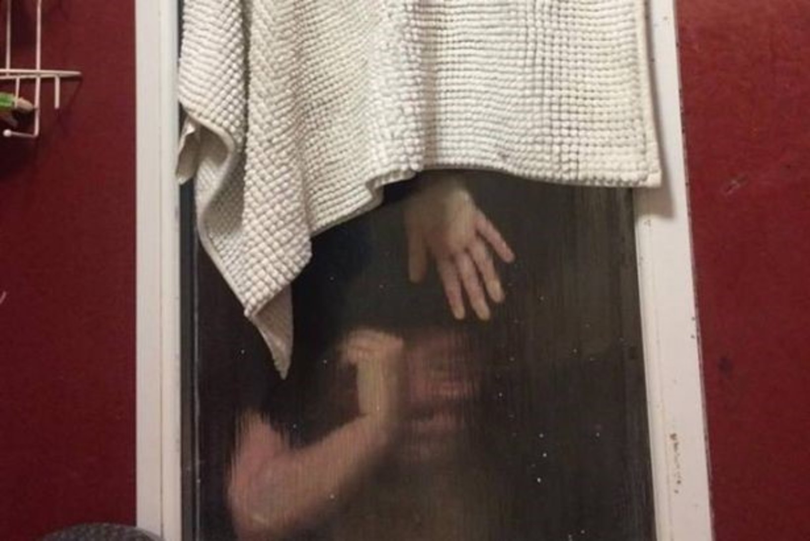 AJALOO HALVIM TINDERI KOHTING: fekaale õngitsenud naine tuli akna vahelt välja lõhkuda