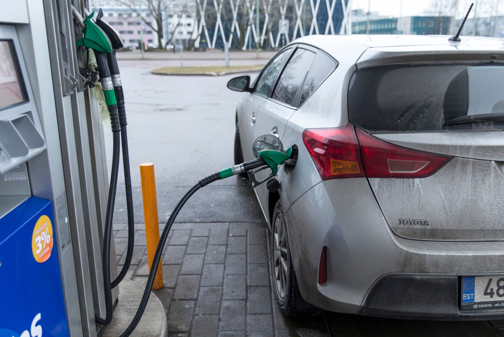 HINNAVÕRDLUS: kui palju maksab bensiiniliiter 2018. aasta jaanuaris maailmas keskmiselt?