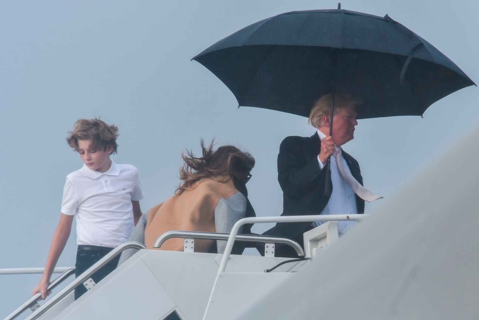 FOTOD | Trump hoiab enda kohal suurt vihmavarju, jättes naise ja poja saju kätte 