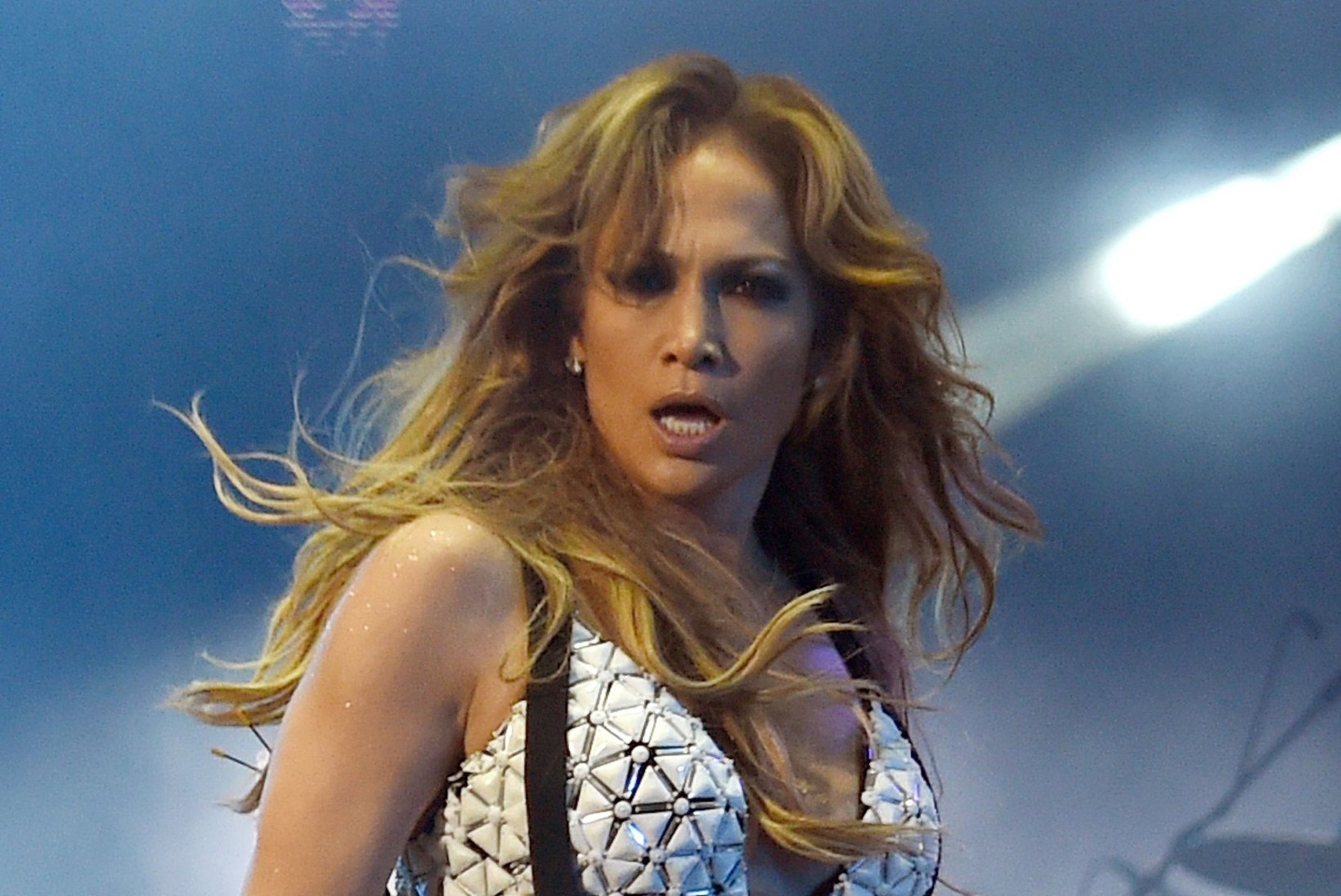 Kahtlus: Jennifer Lopezi trahhtagumik on Photoshopi teene?!