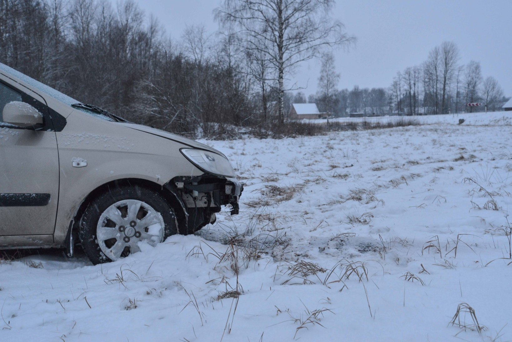 FOTOD | Viljandimaal põrutas auto libeduse tõttu kaugele põllule