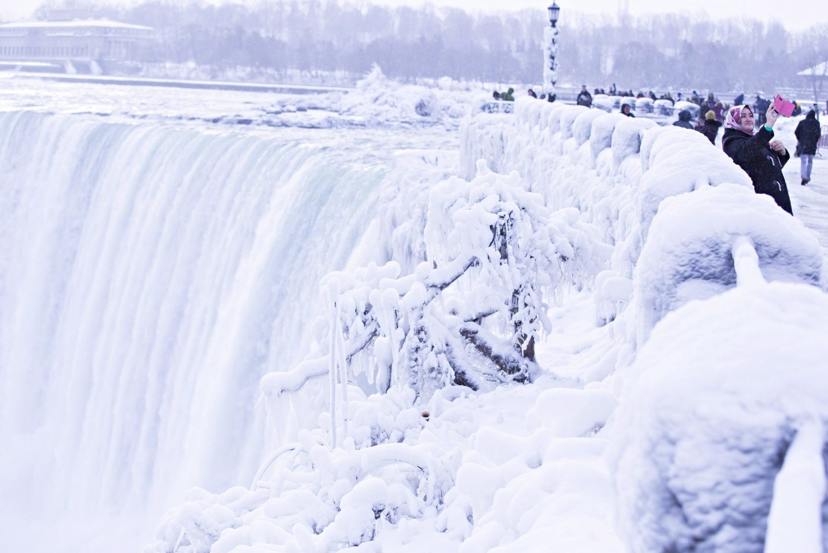 ERAKORDSED FOTOD | Pakane jäätas kuulsa Niagara joa 