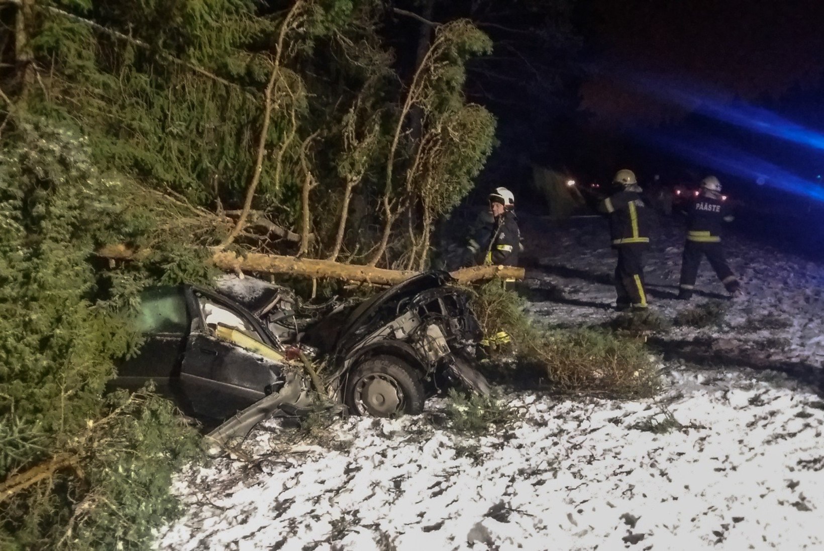 GALERII | Volvo sõitis teelt välja vastu puud