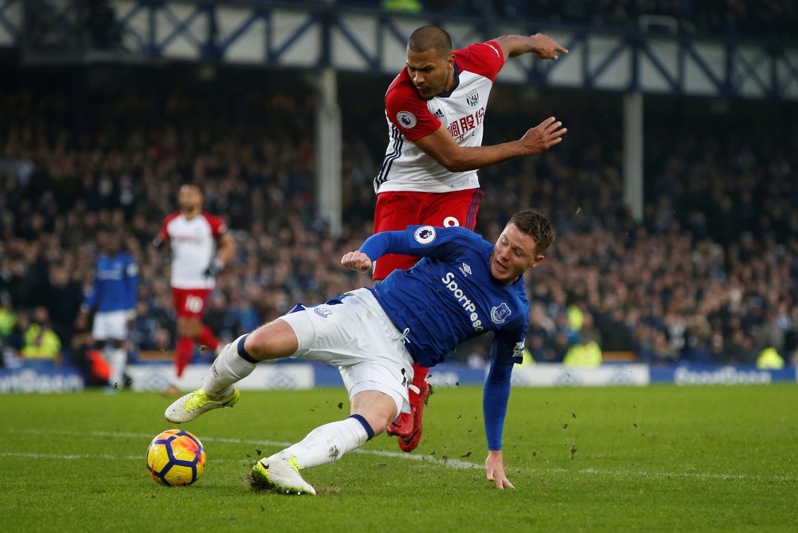 VÕIGAS VIDEO | Evertoni poolkaitsja ennastsalgav kaitsetöö lõppes jõhkra jalaluumurruga