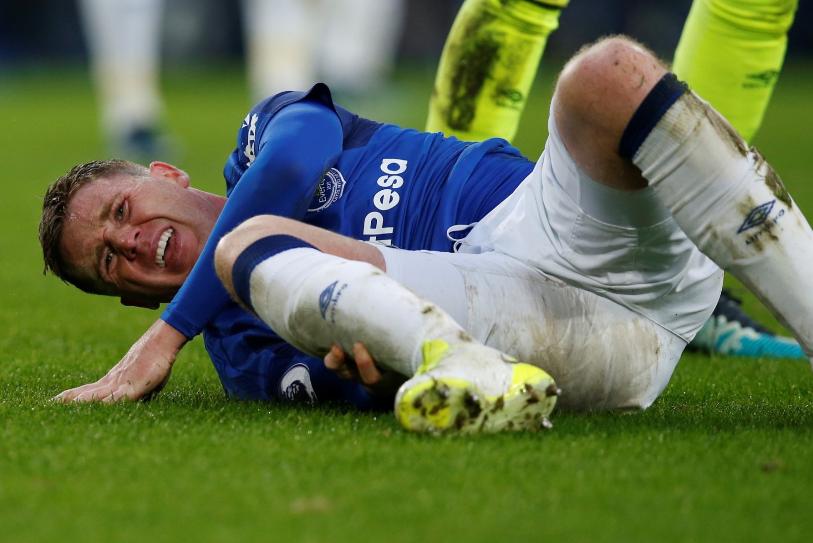 VÕIGAS VIDEO | Evertoni poolkaitsja ennastsalgav kaitsetöö lõppes jõhkra jalaluumurruga