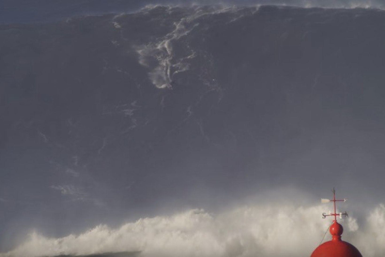 VÕIMAS MURDLAINE: vaata, kuidas surfar lendleb mäekõrgusel veemassil