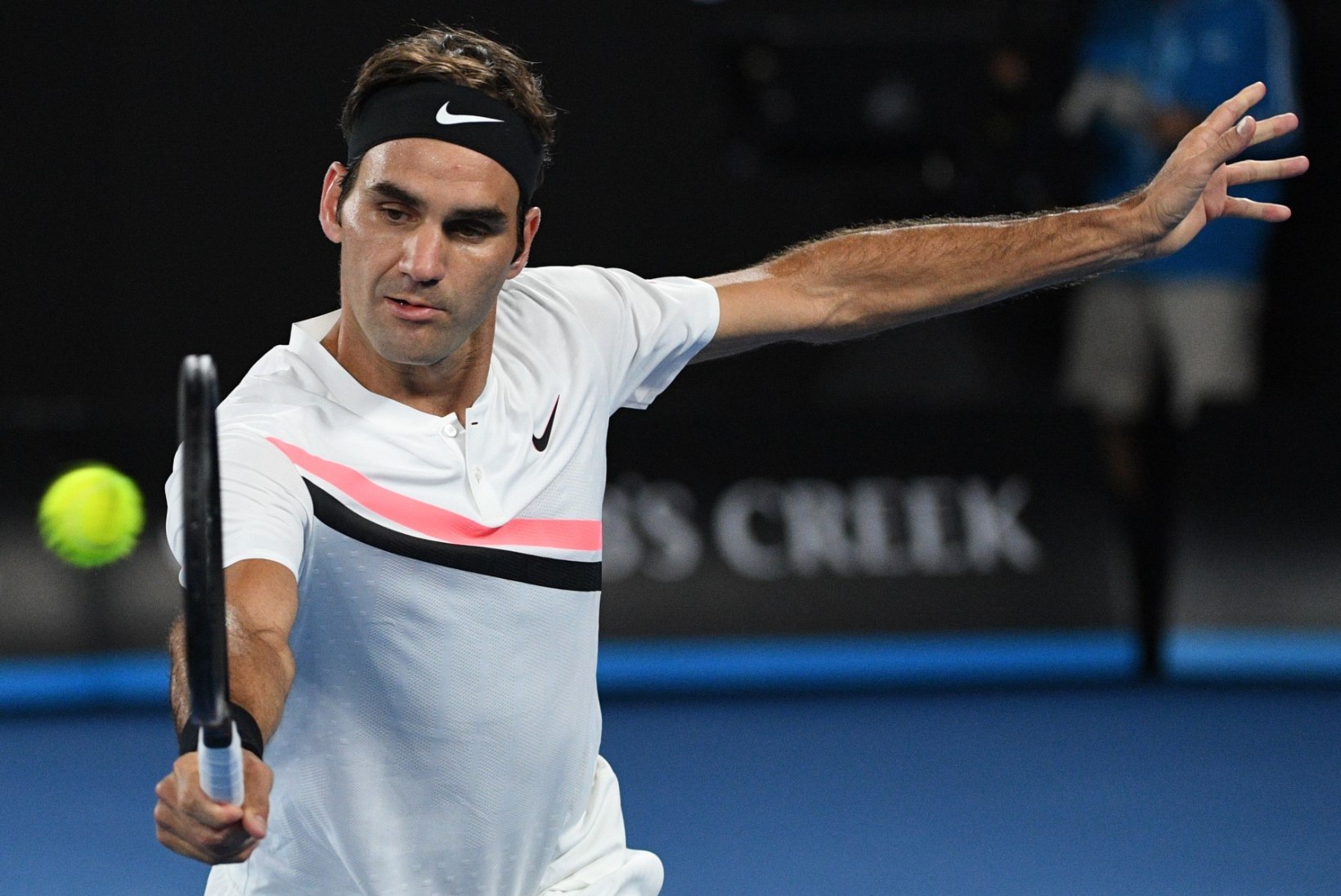 VIDEO | Võimas Federer kindlustas Austraalias koha poolfinaalis settigi kaotamata