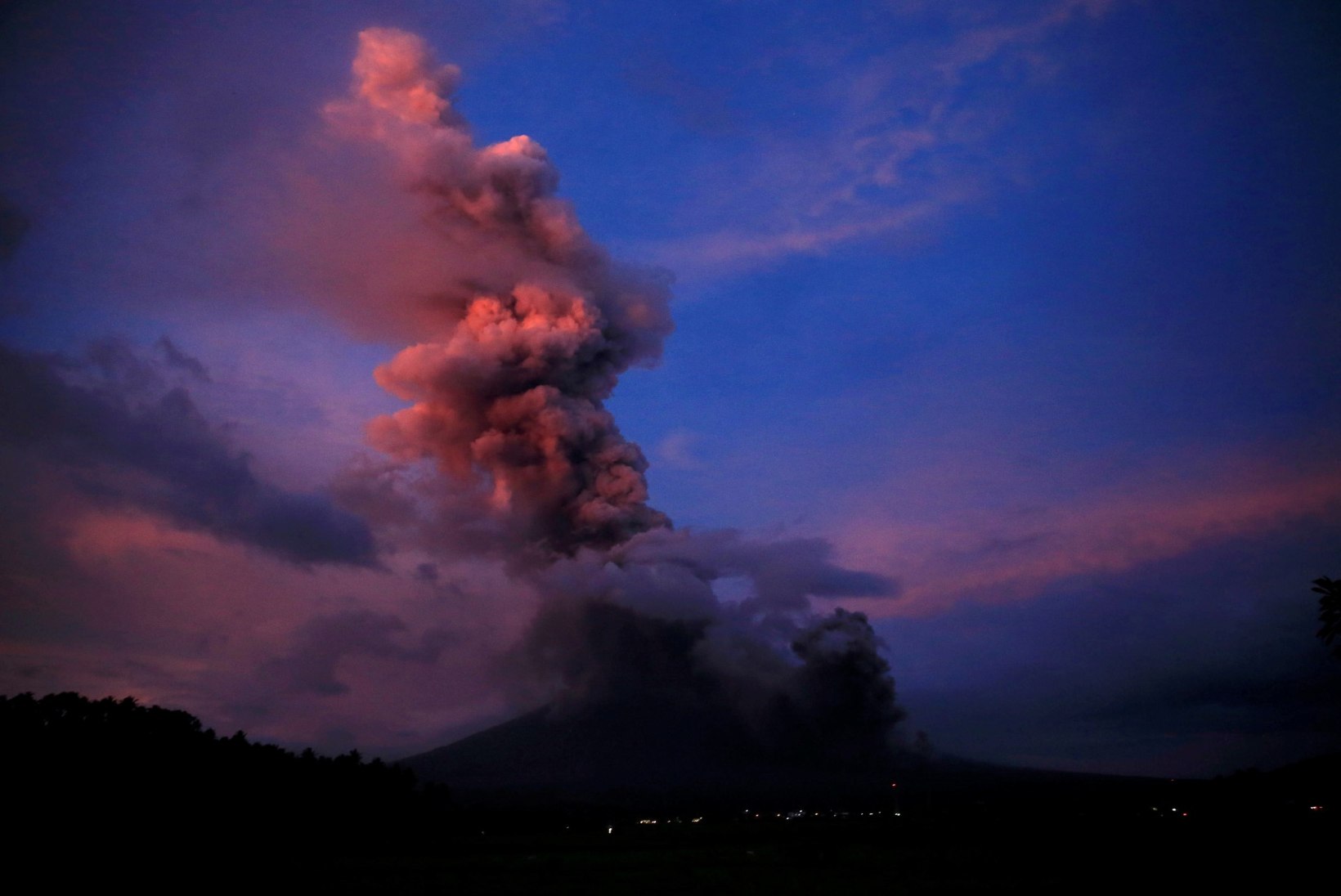 Filipiinide vulkaan hakkas purskama