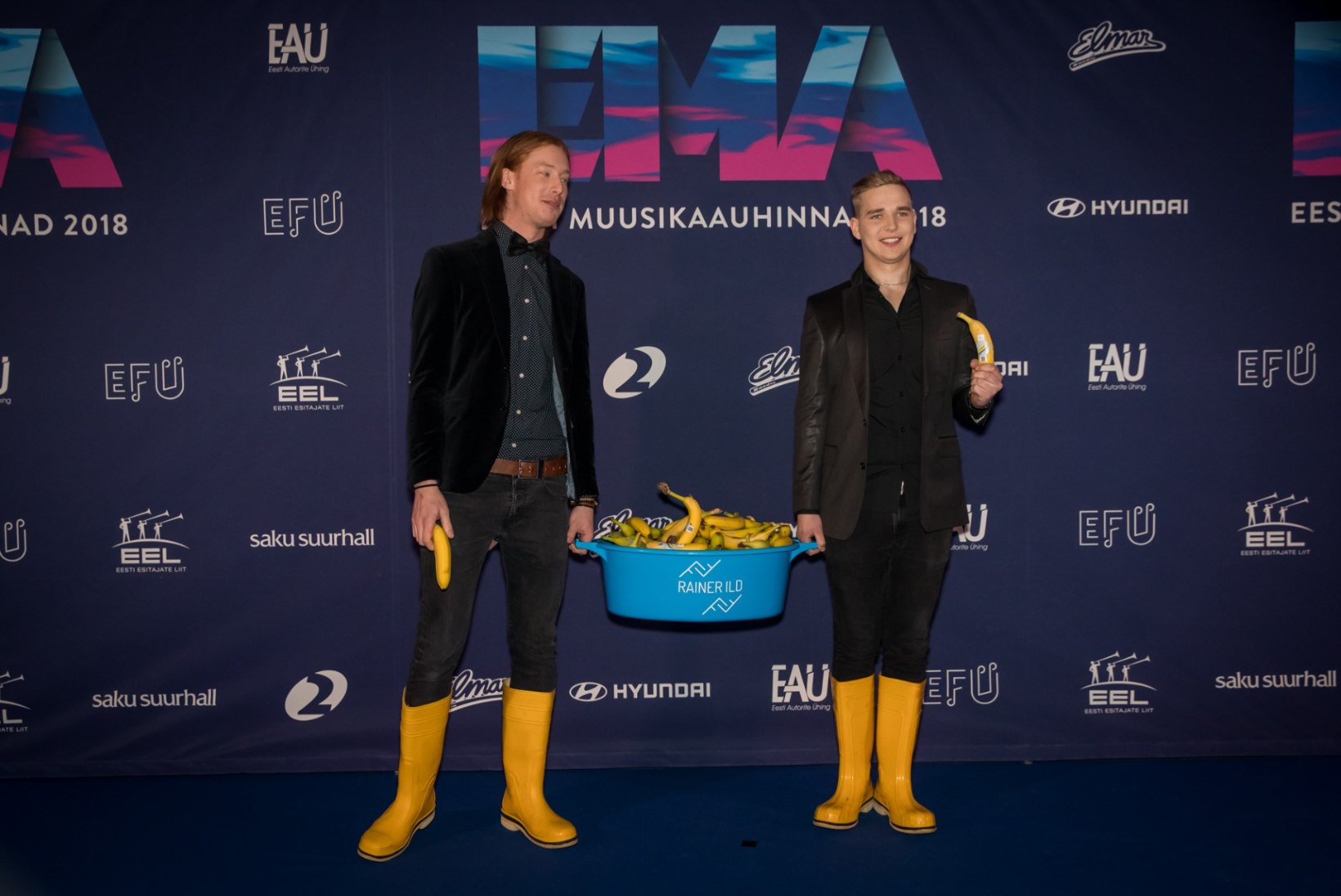 FOTOUUDIS | MIS VÄRK ON? Rainer Ild võttis endaga muusikaauhindade galale kaasa mannergutäie banaane