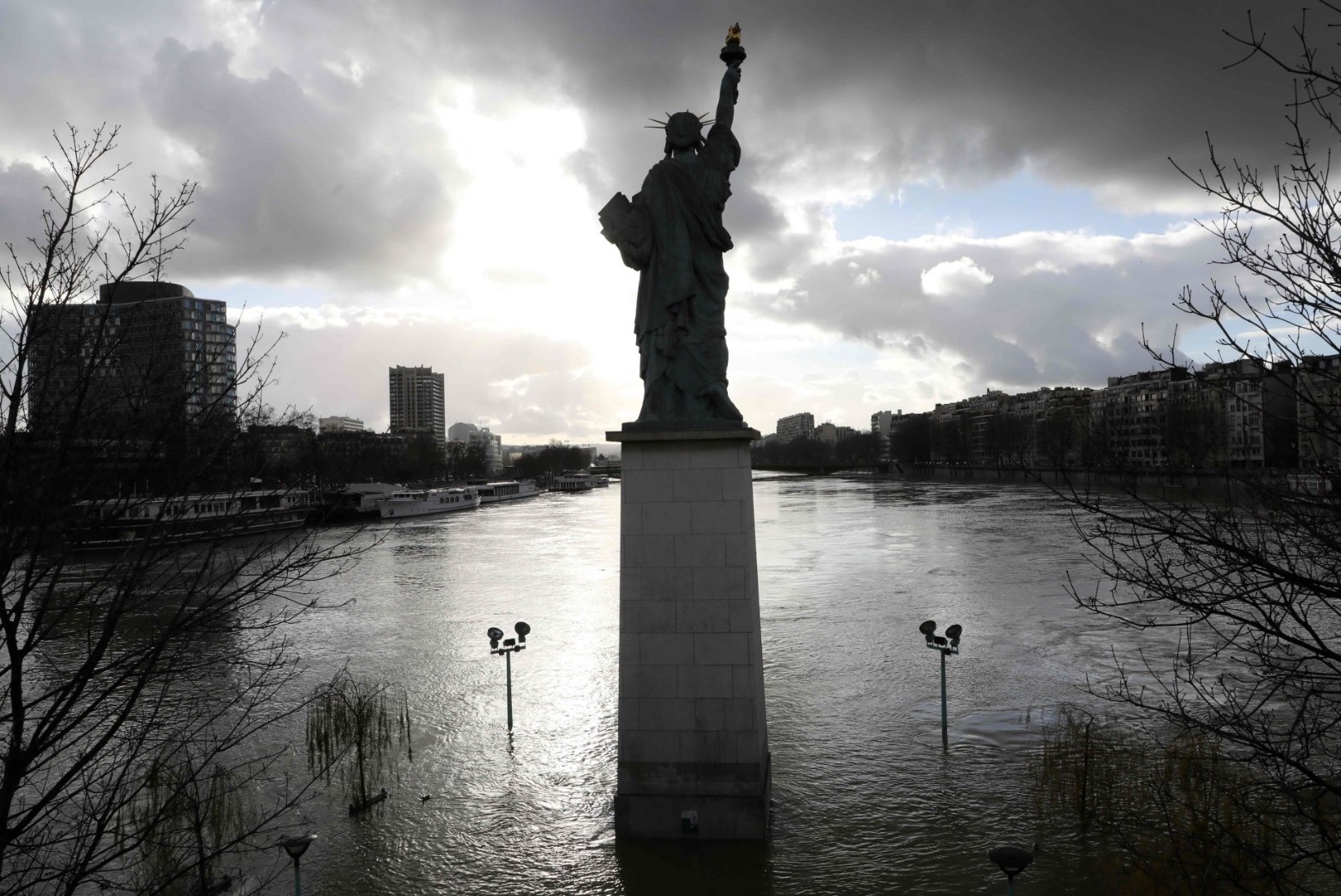 FOTOD | Paduvihmad on mitmed Pariisi tänavad vee alla jätnud