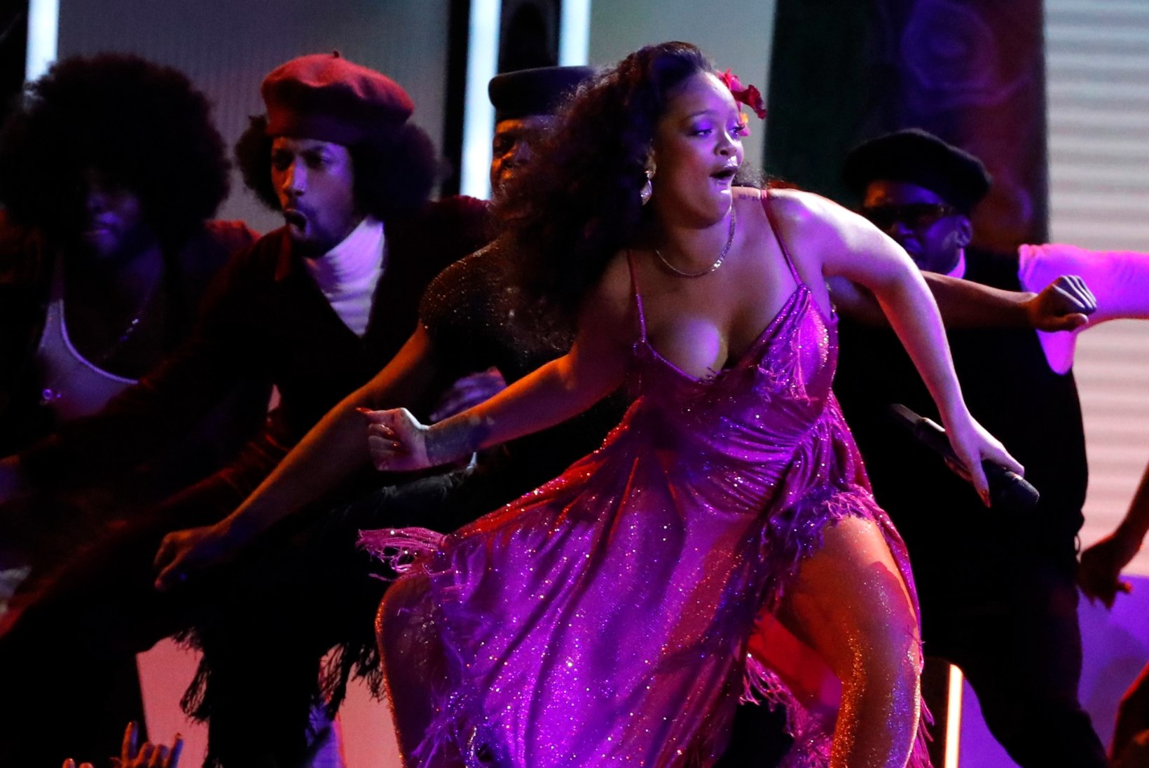 VIDEO | Rihanna büst ähvardas hoogsa tantsu peale välja vupsata