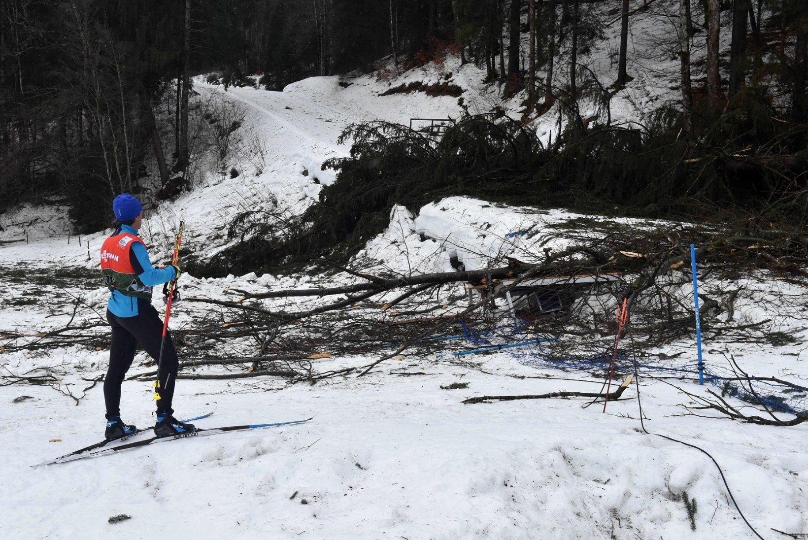 Eluohtlik Tour de Ski: lendavad reklaambännerid ja murduvad puud 