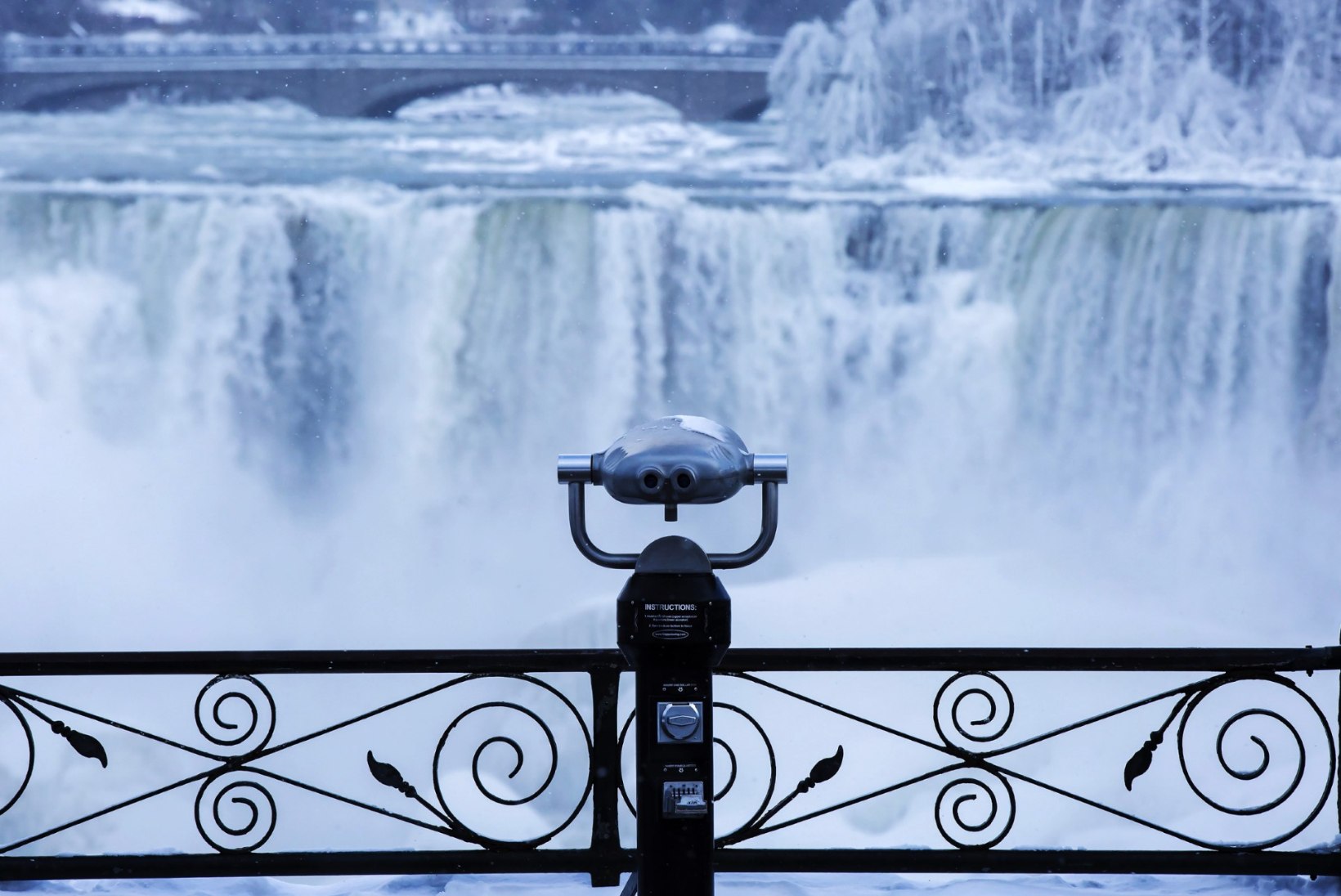 ERAKORDSED FOTOD | Pakane jäätas kuulsa Niagara joa 