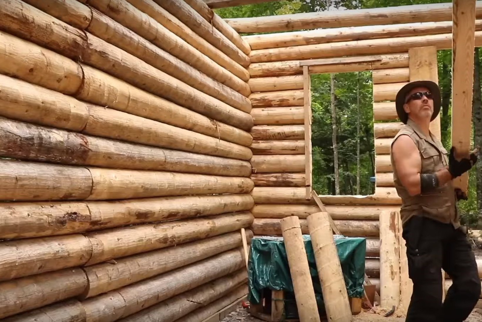 KIIRENDATUD VIDEO: vaata, kuidas mees ehitab metsa täiesti nullist võimsa palkonni