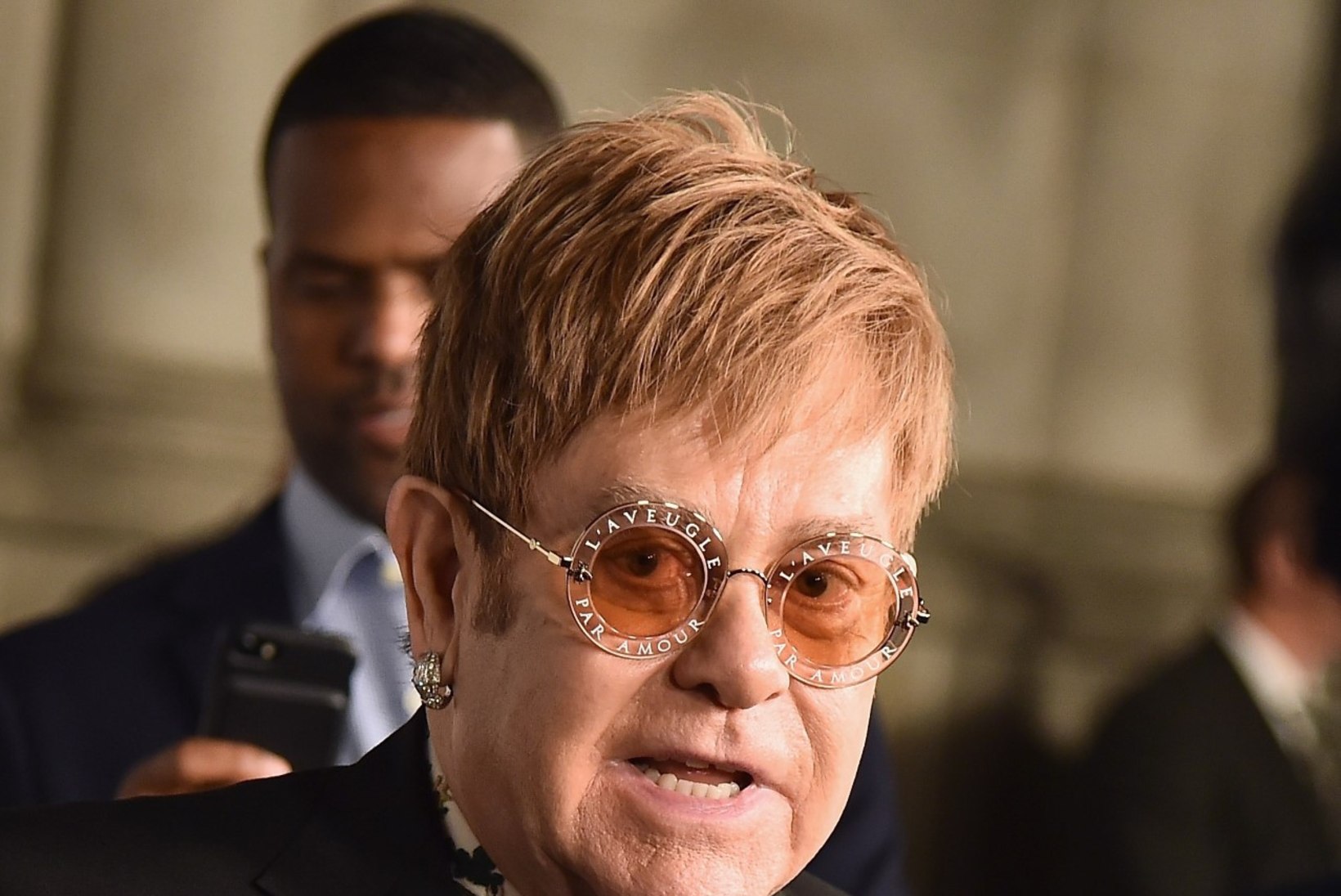 Elton John saatis oma ema hellade sõnade saatel viimsele teele