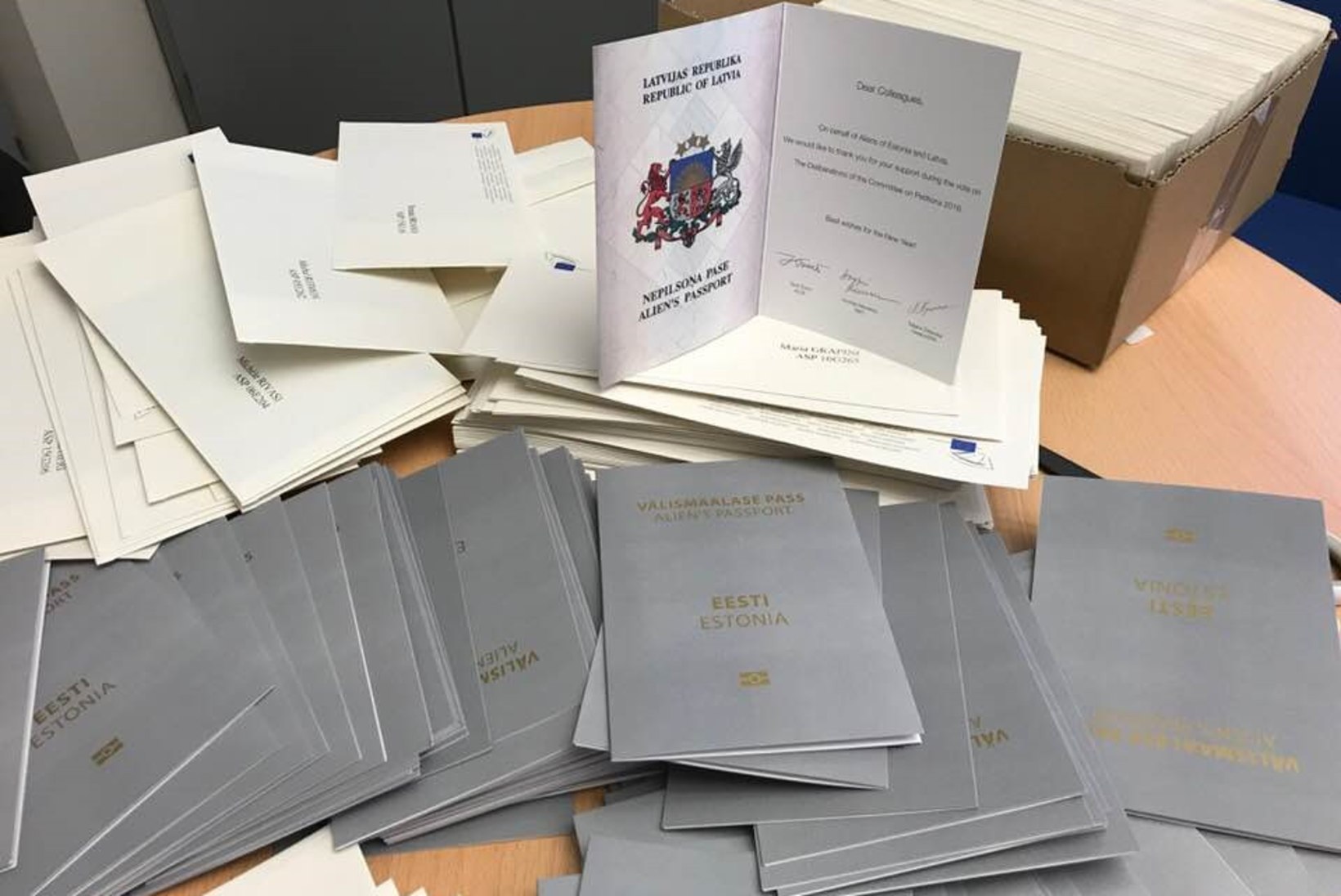 FOTO | Yana Toom saatis europarlamendi liikmetele hallid passid, Eesti saadikud jäid ilma