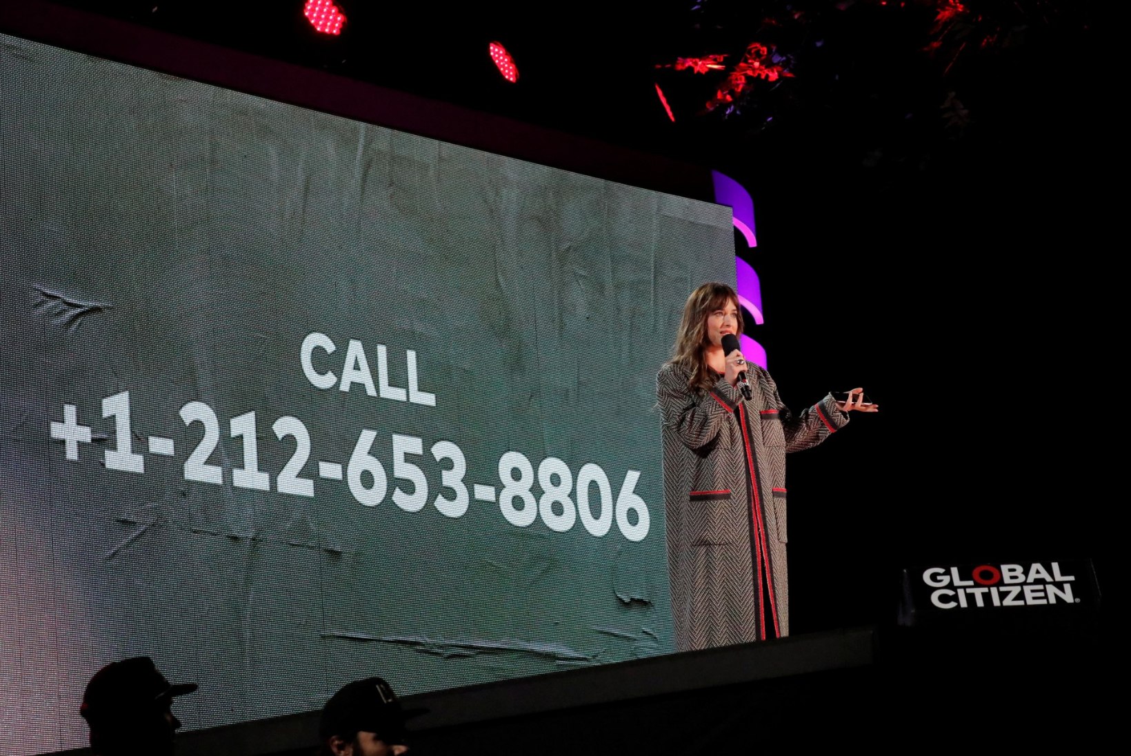 „50 halli varjundi“ staar Dakota Johnson jagab avalikult oma telefoninumbrit