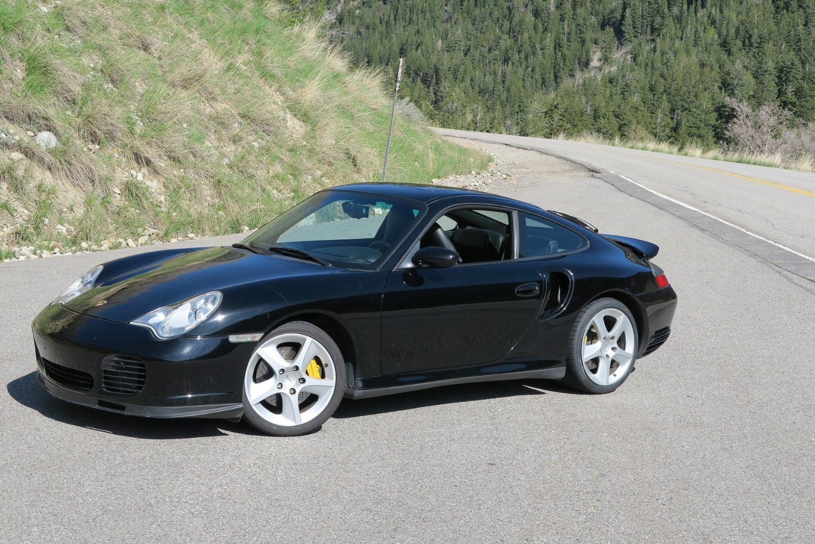 PUNANE JA MUST: Porsche klassikud toidavad unistusi tõelistest autodest